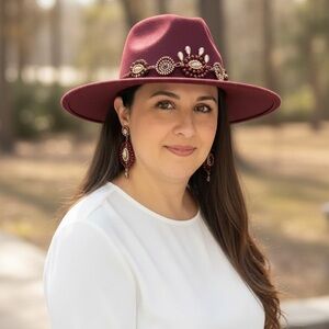 Burgundy suede hat with earrings